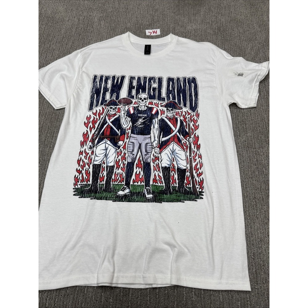 Size Medium New England  Patriot  White Graphic T-Shirt #714